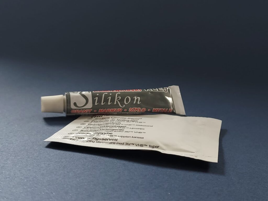 Klej silikonowy i chusteczka odtłuszczająca